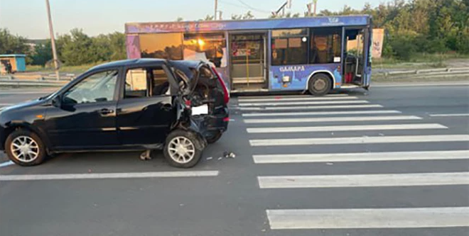 Под Самарой пассажирский автобус врезался в LADA Kalina