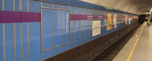Депрессивную рекламу кондитерских «Буше» в метро Петербурга заменят