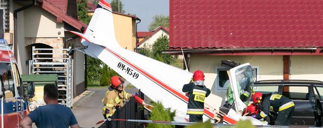 Спортивный самолет разбился в Польше, он упал на дом