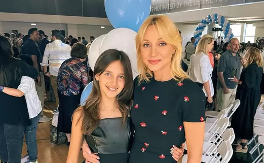 Длинноногая 11-летняя дочь Кристины Орбакайте в мини-платье произвела фурор в Сети