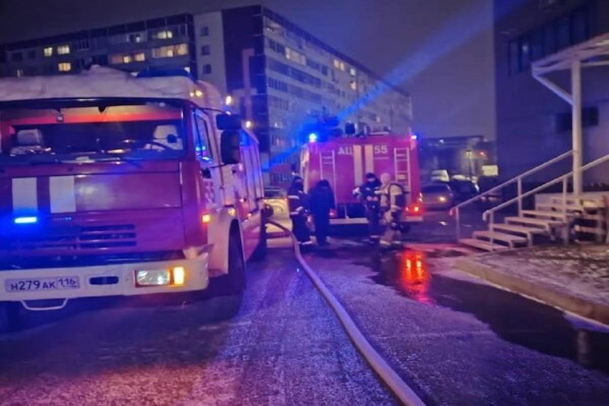 Свыше 30 человек эвакуировались из горевшего торгового центра в Набережных Челнах