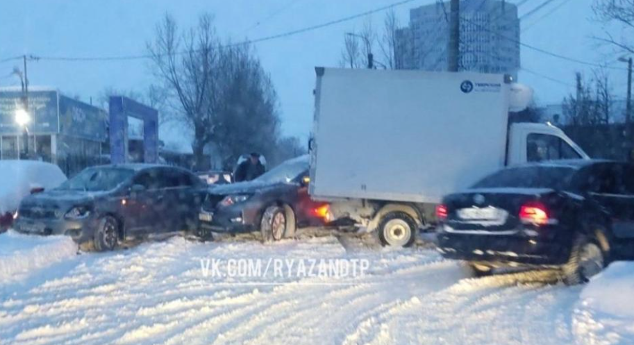 В Рязани из-за массовой аварии заблокировано движение на улице Западной