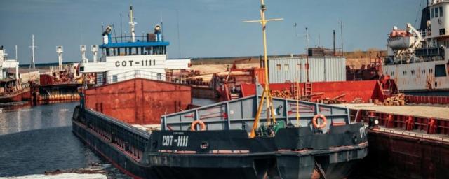 В Якутске прошла торжественная встреча судна с грузом для нужд региона