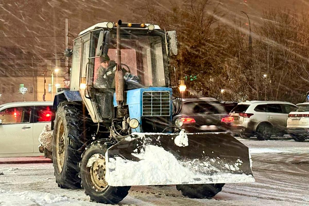 Мэр Руслан Болотов: Более 100 специалистов и 15 единиц техники устраняют последствия ледяной наледи в Иркутске