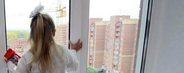Пятилетний ребенок выпал из балкона четвертого этажа в Новосибирске