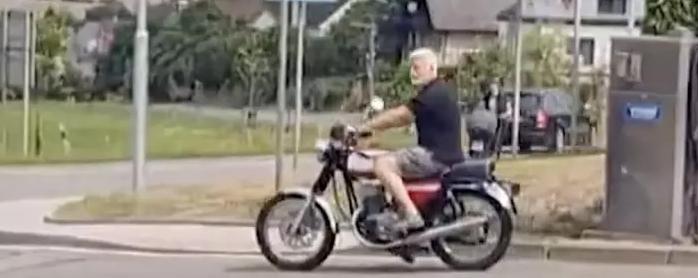 Президент Чехии Павел извинился за вождение мотоцикла без шлема