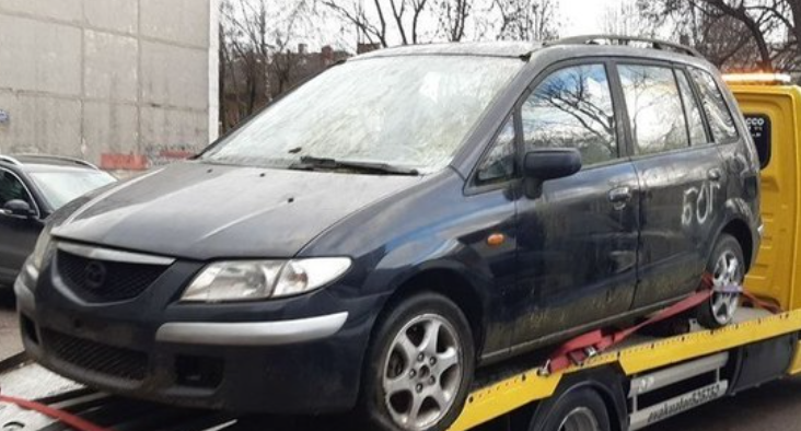 В Калининграде впервые отправили на спецстоянку брошенный автомобиль