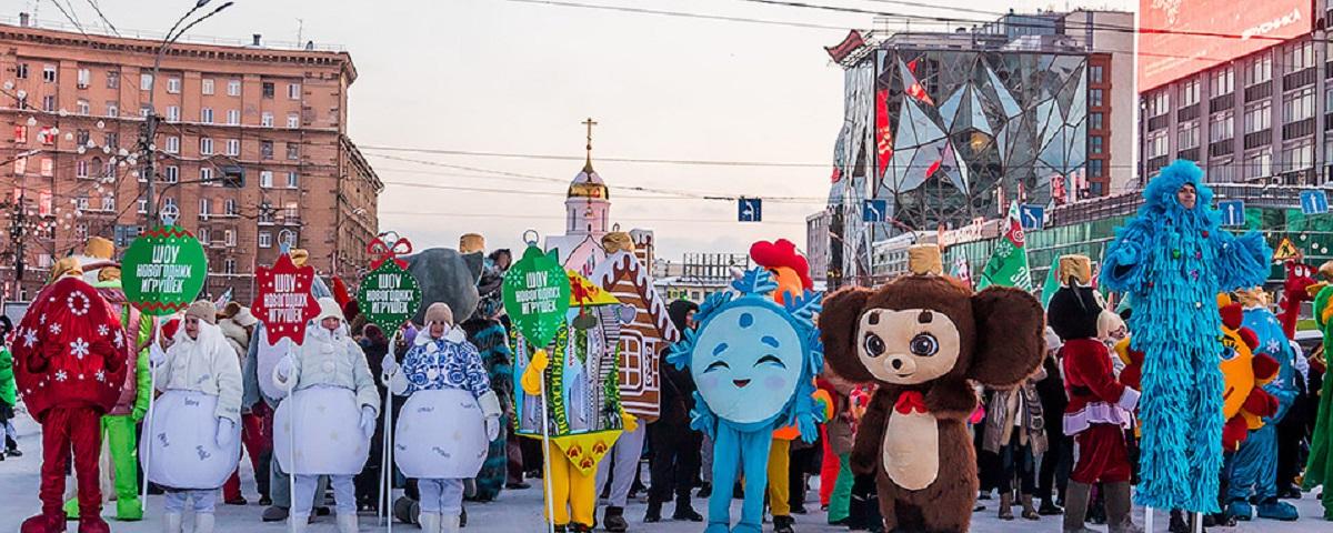 Карнавальное шествие новогодних игрушек успешно прошло в Новосибирске, горожане порадовались необычному развлечению