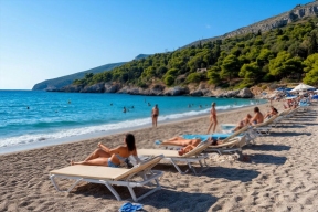Курортный ад: в Греции ввели тотальный запрет на лежаки — туристов выживают с пляжей
