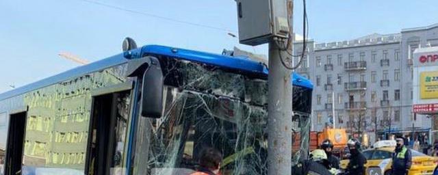 В Москве десять человек пострадали при наезде автобуса на мачту освещения