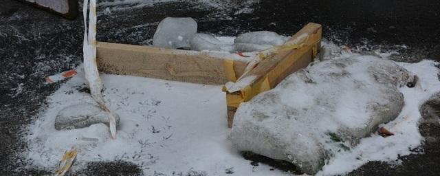 В Челябинской области упавшая глыба льда убила женщину