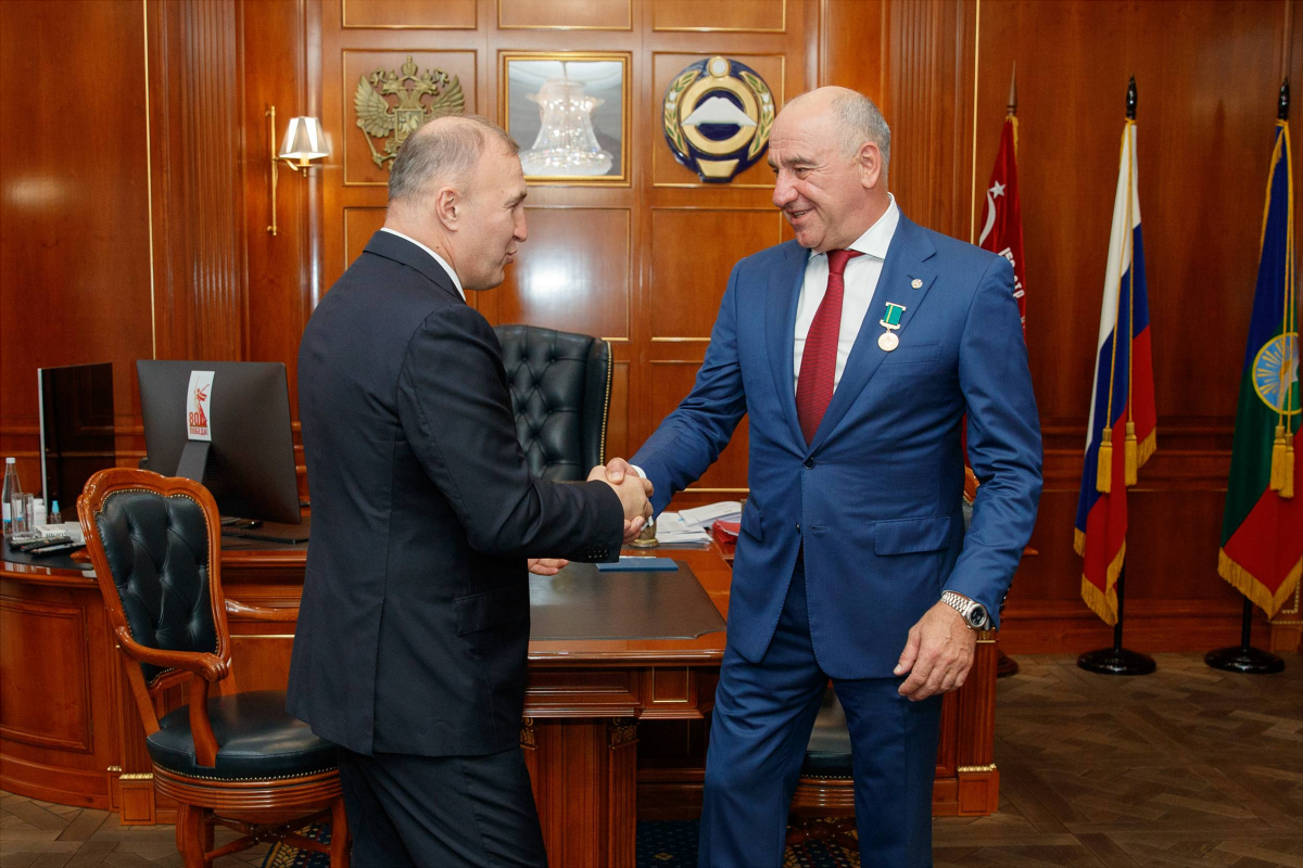 Глава Адыгеи Мурат Кумпилов на Дне Карачаево-Черкесии вручил Рашиду Темрезову медаль «Слава Адыгеи»