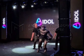 Разработчики робота Aidol объяснили его падение на презентации «обучением в реальном времени»