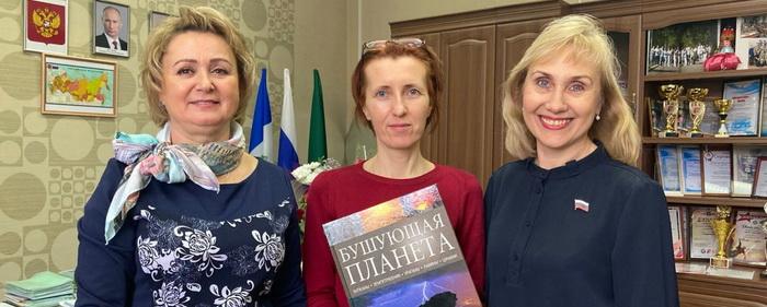 Депутат Заксобрания Антонина Кокошникова подарила двум ангарским школьным библиотекам книги из серии «Великие художники»