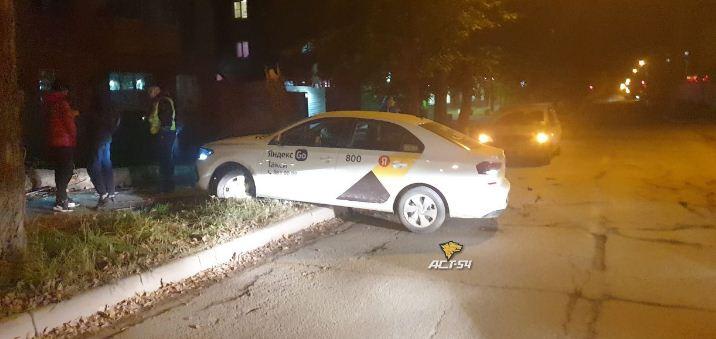 В Новосибирске на улице 25 лет Октября «Яндекс.Такси» снесло дерево