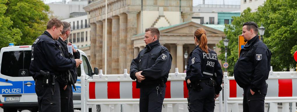 В Германии машина въехала в группу людей, погибла женщина