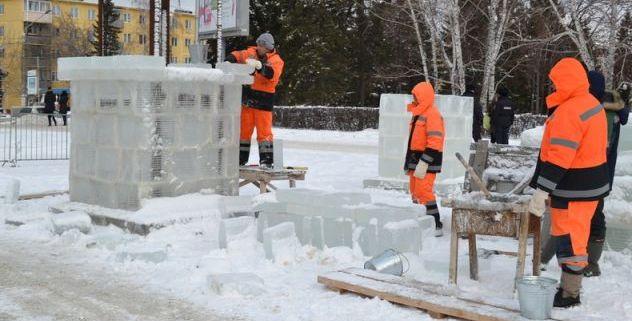 В Барнауле из-за оттепели разбирают ледовый городок 