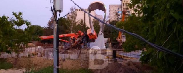 В Воронеже в сквере возле ТЦ «Арена» упал строительный кран