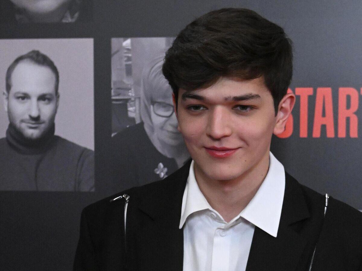 Akmal' и громкий скандал с пакетом. Почему певцу отменили все концерты в Казахстане?