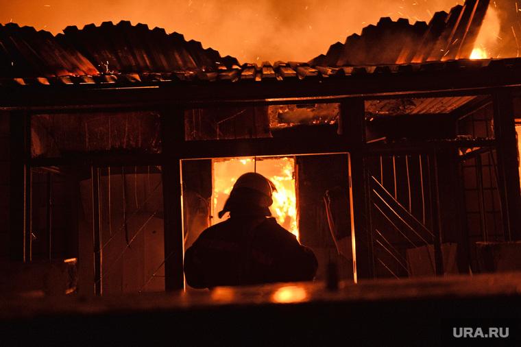 Под Тюменью при пожаре погибла семья с двумя детьми