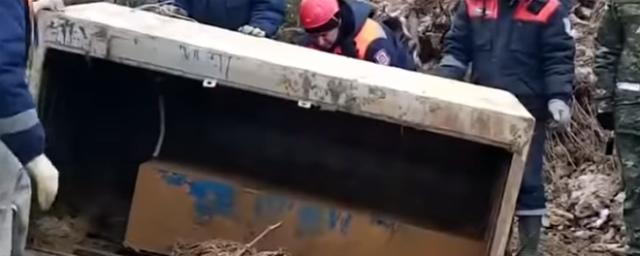 Появилось видео вскрытия сейфа с золотом на месте прорыва дамб под Красноярском