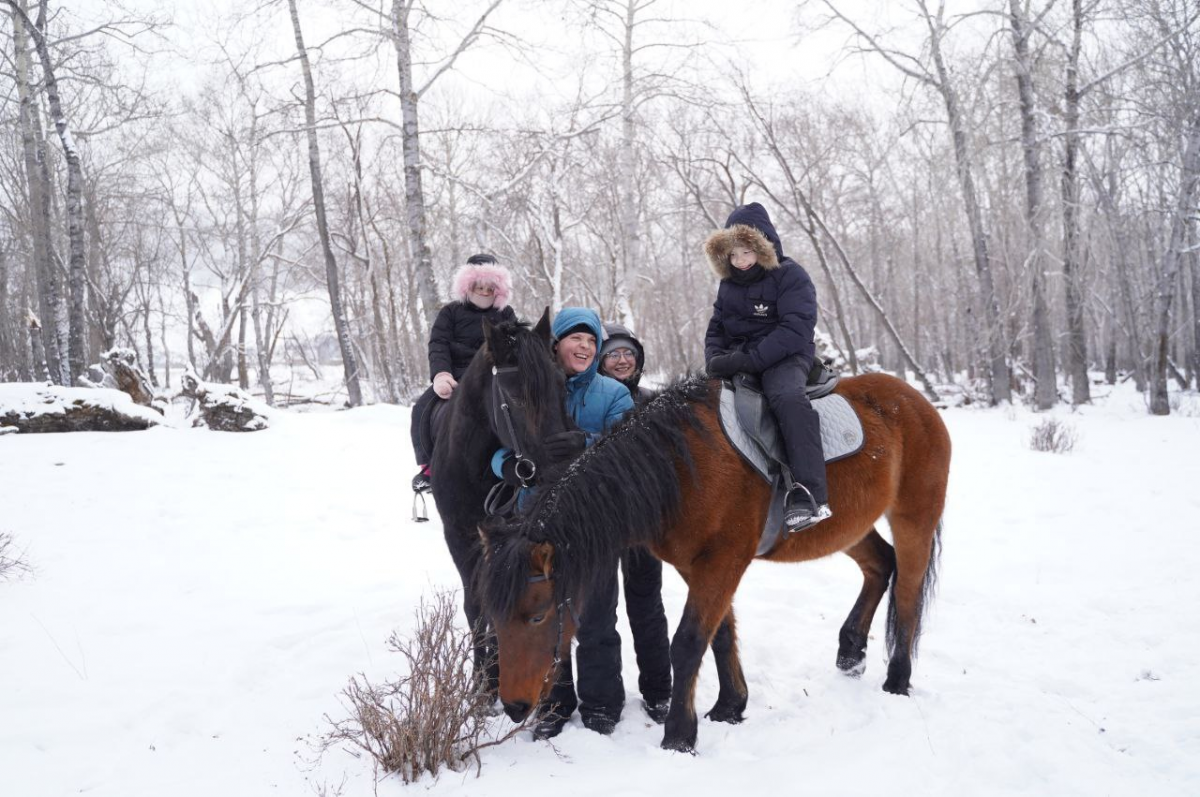 Губернатор Игорь Кобзев исполнил мечту семилетней жительницы Ангарска, организовав конную прогулку по реликтовой роще в Большом Голоустном