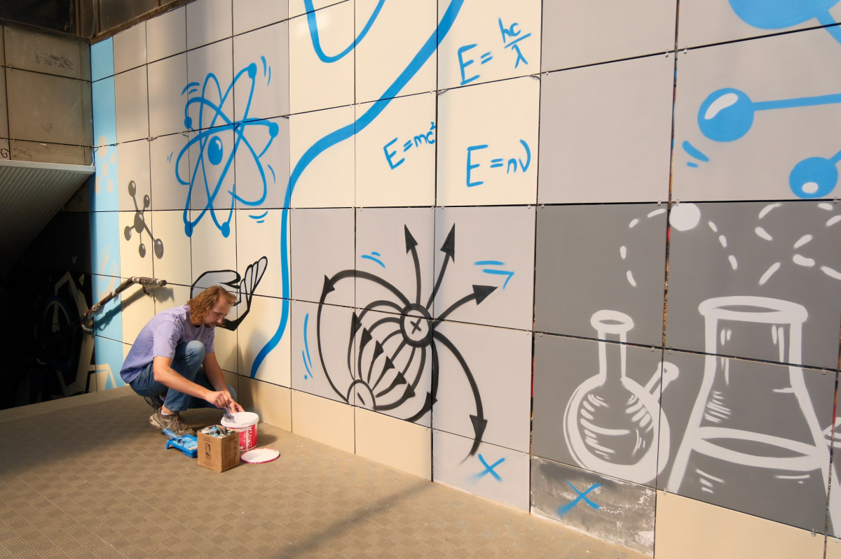 Мэр Руслан Болотов: В рамках проекта «Есть решение» в подземном переходе на Лермонтова заканчивают наносить художественную роспись