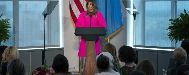 В Сети высмеяли розовый наряд жены президента США Меланьи Трамп