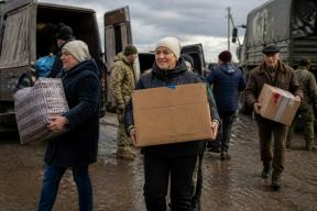 Пример для всех нас. Как женщины и пенсионеры возят помощь бойцам, побеждая ярость тьмы