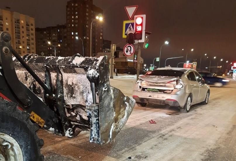 Снегоуборочный трактор врезался в авто в Приморском районе Петербурга