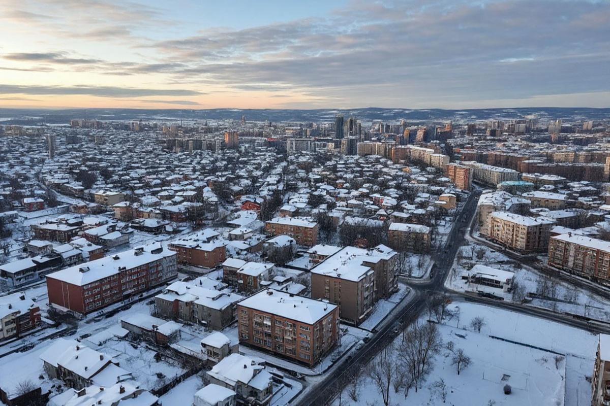Снежные завалы во дворе: кто виноват и что делать?