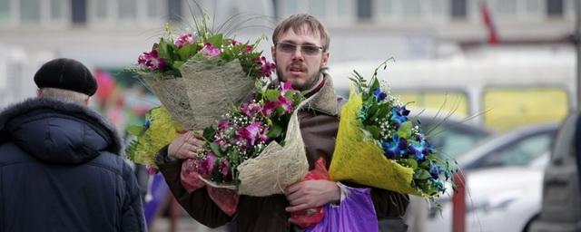 45% мужчин в России планируют потратить на 8 Марта около или более 10 тысяч рублей