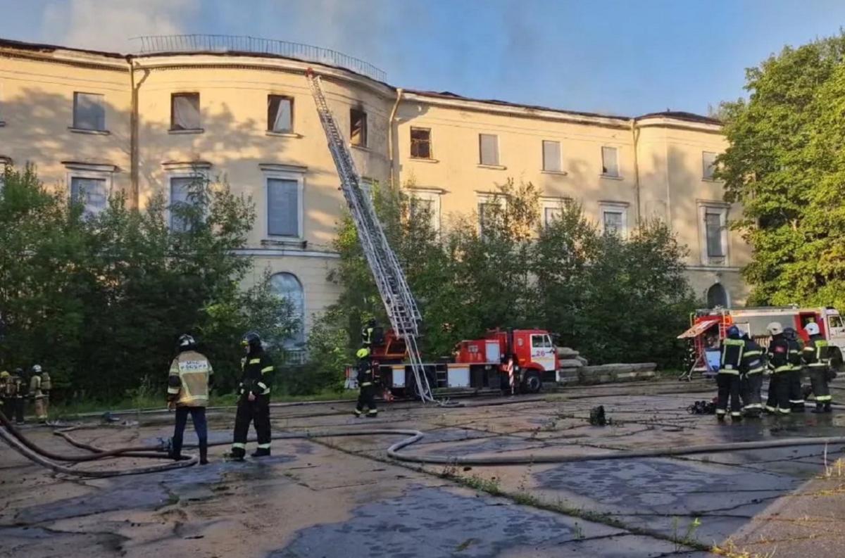 В Пушкине 40 сотрудников МЧС тушили пожар в бывшем дворце княгини Ольги Палей