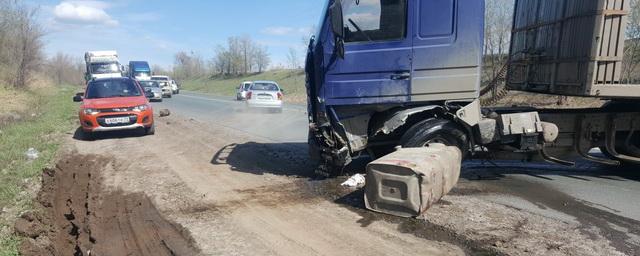 Под Самарой ограничено движение из-за ДТП с участием двух фур и Ford