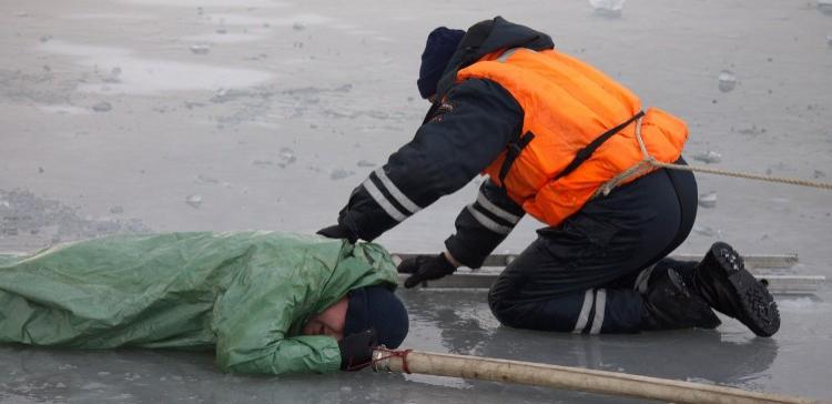 На Воронежском водохранилище под лед провалились два рыбака