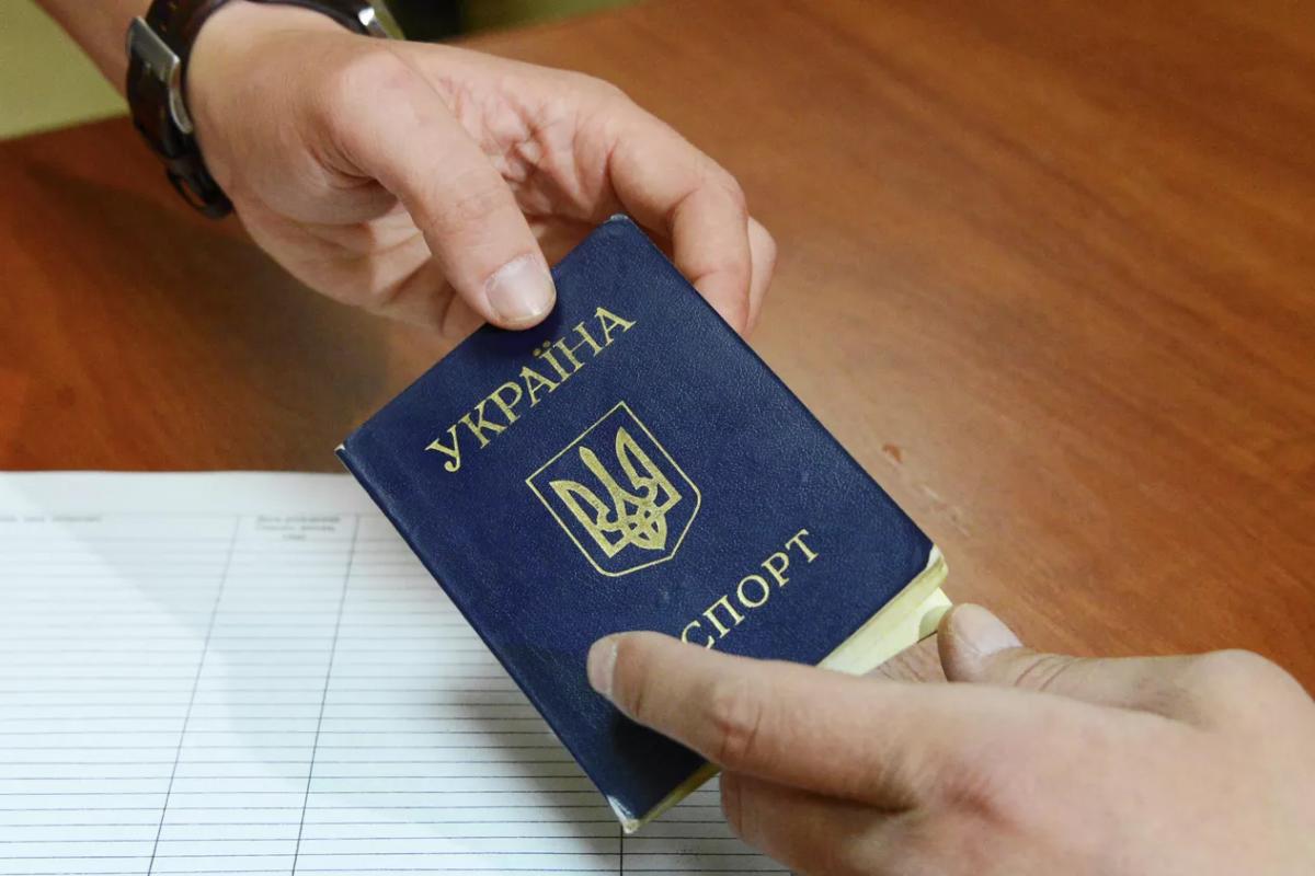Зеленский хочет лишать гражданства украинцев, получивших паспорт России
