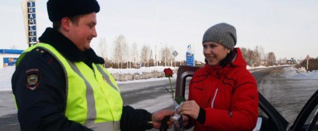 В Омской области инспекторы ГИБДД провели акцию «Цветочный патруль»