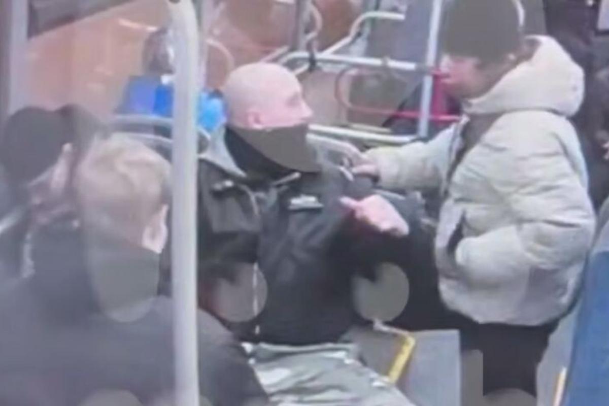 Появились кадры смертельного конфликта в автобусе в Электростали