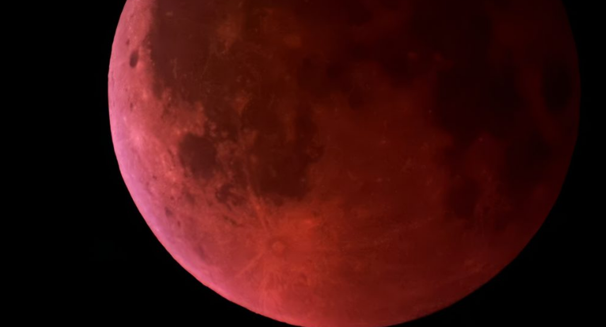 Жители разных регионов России увидели полное лунное затмение