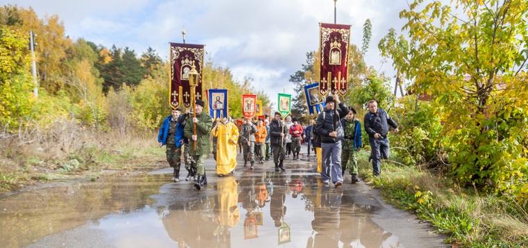 В Екатеринбурге прошел крестный ход школьников