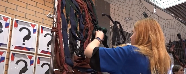 В Красногорске провели акцию по плетению маскировочных сетей для военнослужащих