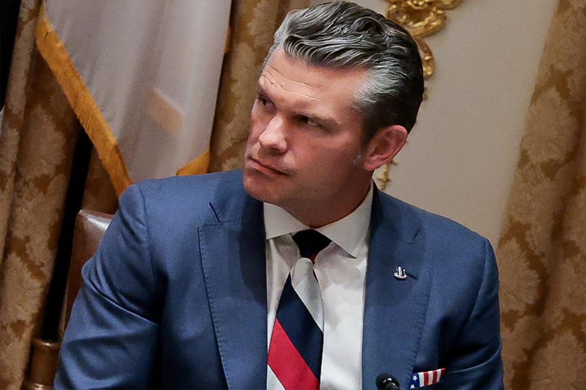 Вэнс прокомментировал сообщения о галстуке шефа Пентагона в цветах флага России