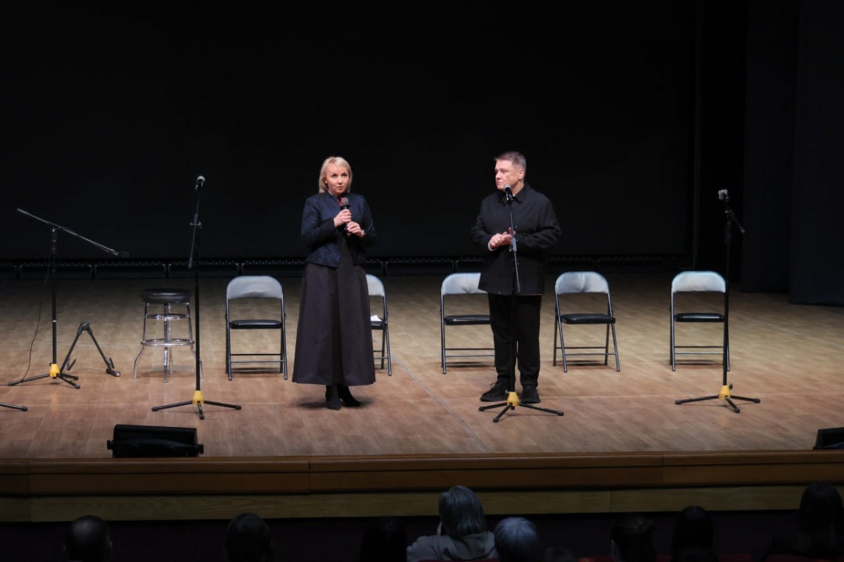 Глава ЕАО Мария Костюк поблагодарила ведущего НТВ Сергея Майорова за мастер-класс для молодежи автономии и организацию программы «Простые главные слова»