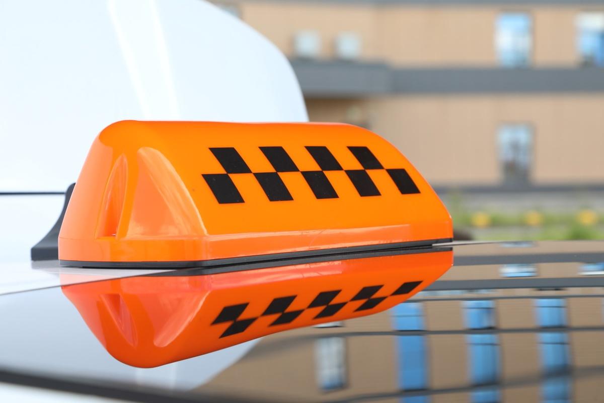 В Петербурге службы такси и доставки могут обложить новым налогом