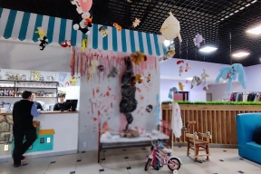 В ТЦ в Хакасии сделали украшения на Хеллоуин в виде трупа вниз головой