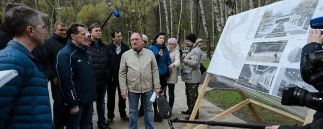 В Центральном парке Воронежа высадили более 20 сербских елей