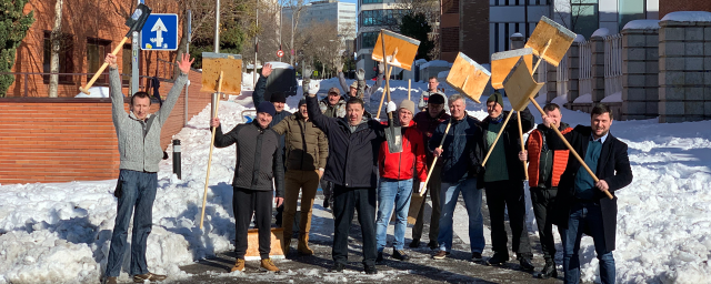 Российские дипломаты показали мадридцам, как убирать снег