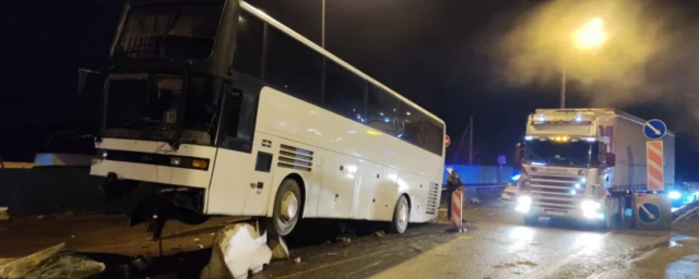 На Кубани рейсовый автобус с пассажирами врезался в ограждение