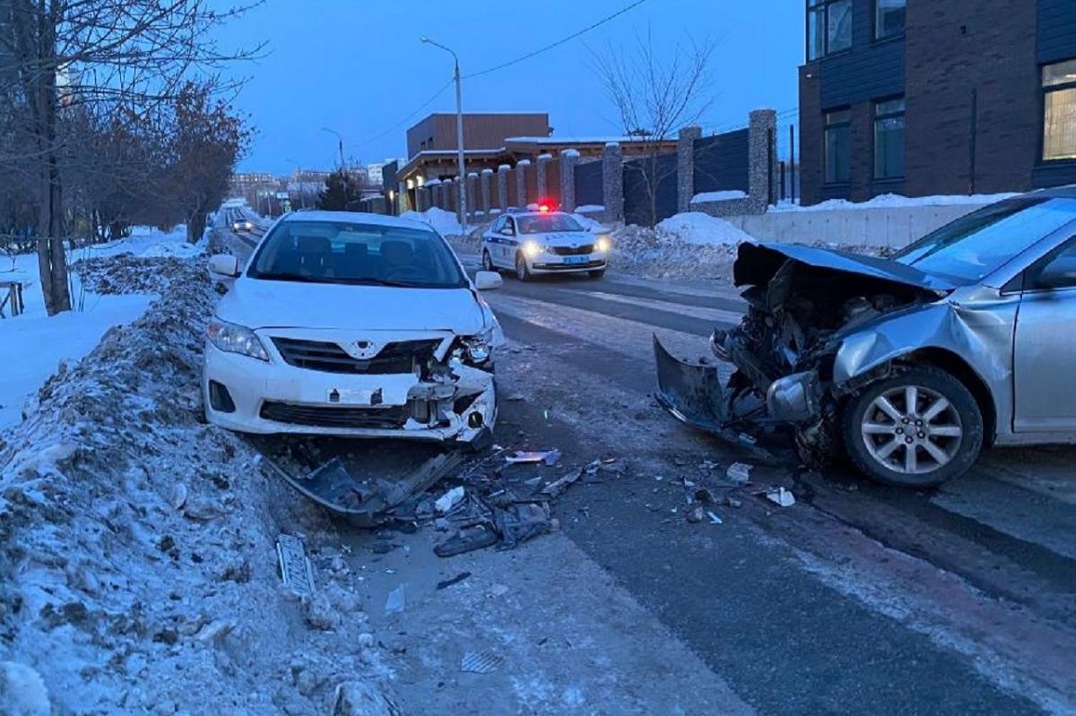 В Челябинске при лобовом столкновении пострадал водитель Toyota