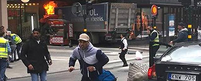 СМИ: В центре Стокгольма грузовик въехал в толпу людей
